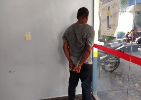 Venezuelano esfaqueia amigo em Manaus