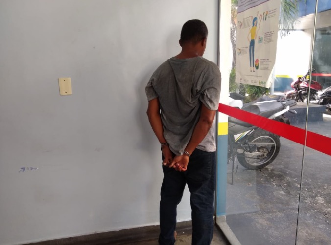 Venezuelano esfaqueia amigo em Manaus