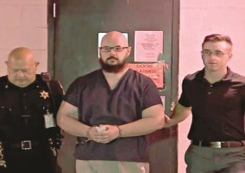 Homem mata pai idoso a pauladas por achar que ele era um vampiro 