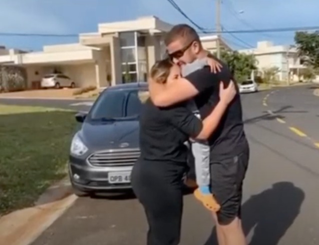 Sertanejo Zé Neto emociona em vídeo de reencontro com a família após ter covid-19