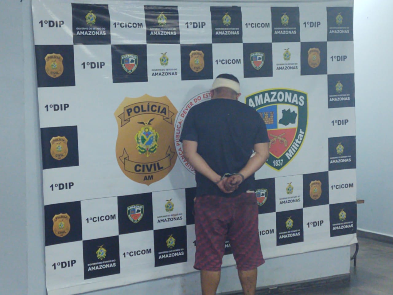 Suspeito de aplicar golpes na OXL é espancado em estacionamento de supermercado de Manaus