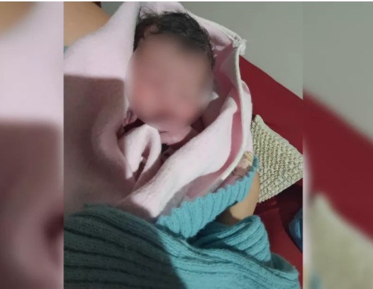 Na rua, recém-nascido é encontrado enrolado em sacolas plásticas