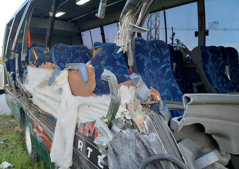 Passageiros ficam feridos após micro-ônibus ser 'rasgado' por carreta na AM-010