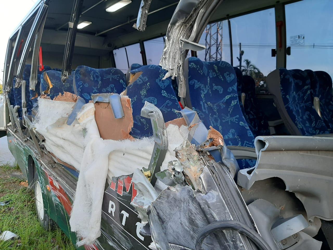 Passageiros ficam feridos após micro-ônibus ser 'rasgado' por carreta na AM-010