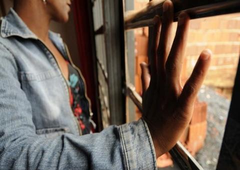 Mulher mantida em cárcere privado escreve bilhete para pedir ajuda  