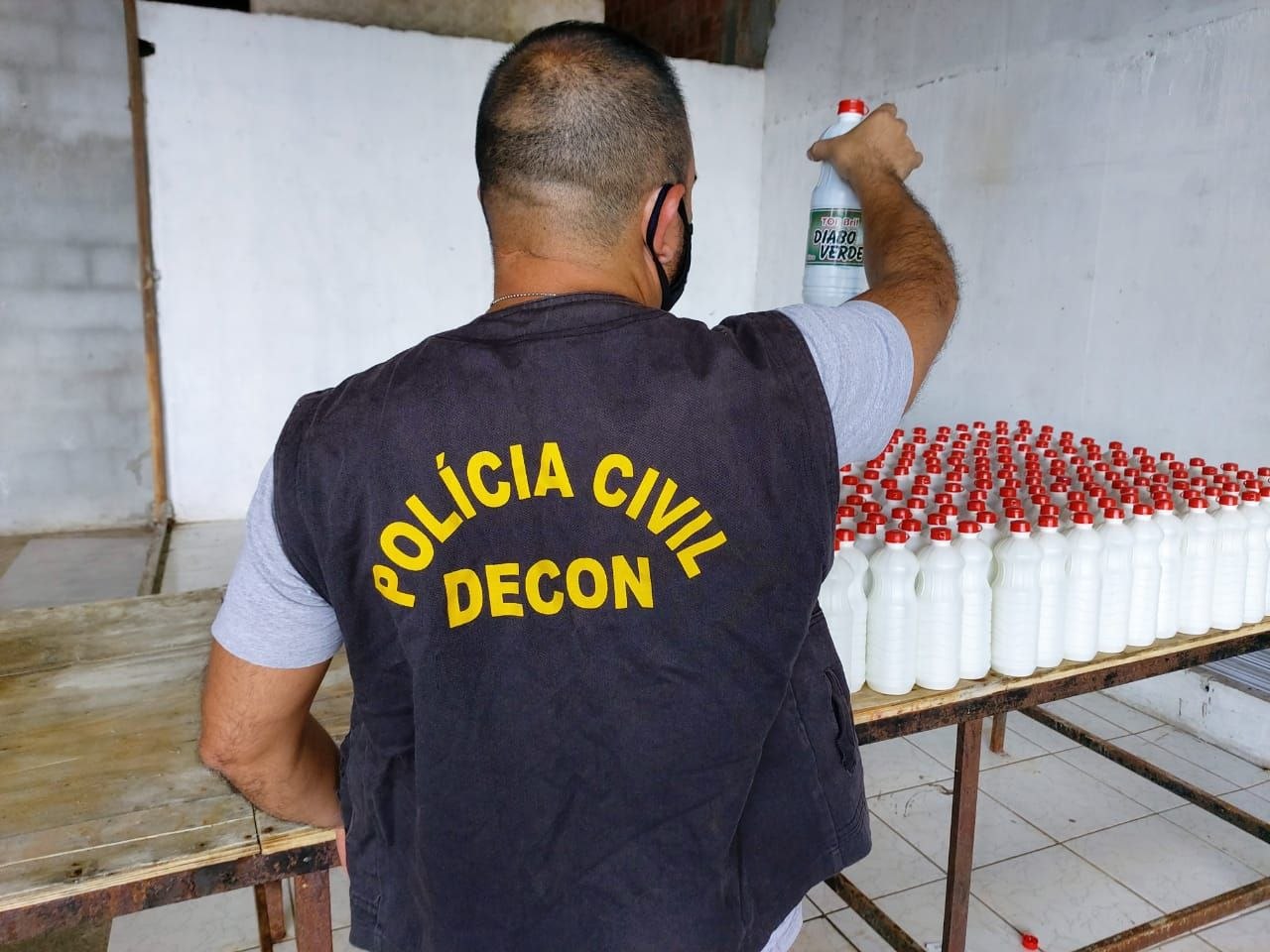 Homem é preso suspeito de comercializar produtos de limpeza impróprios para uso em Manaus 