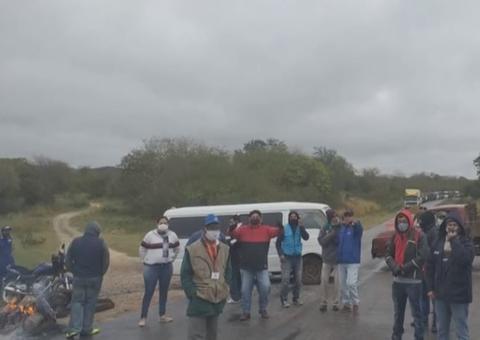 Bolivianos fecham fronteira com o Brasil durante protesto 