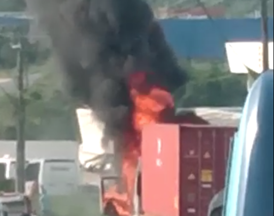 Vídeo mostra carreta em chamas em Manaus; veículo ficou destruído
