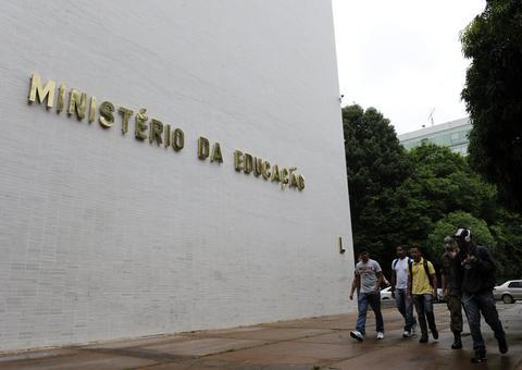 Bolsonaro dá detalhes sobre o novo Ministro da Educação que será anunciado na sexta