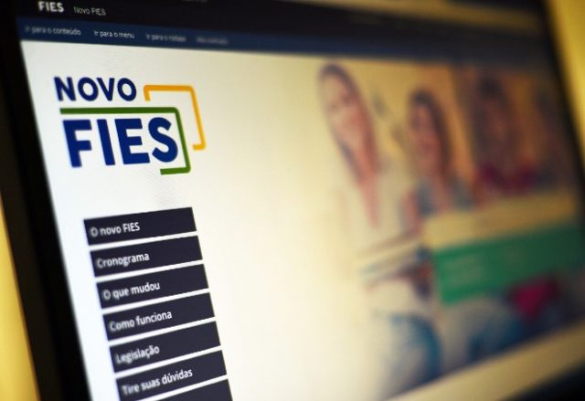 Bolsonaro sanciona lei que suspende pagamento do Fies até dezembro