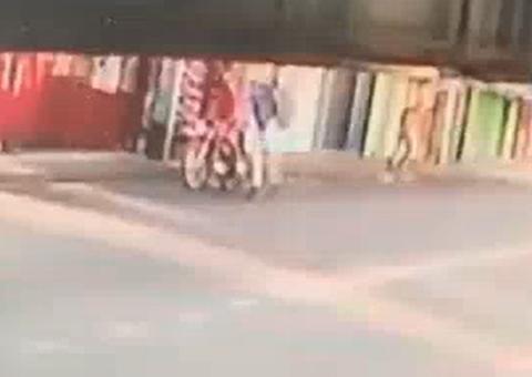 Vídeo mostra assaltantes fazendo arrastão em parada de ônibus de Manaus 