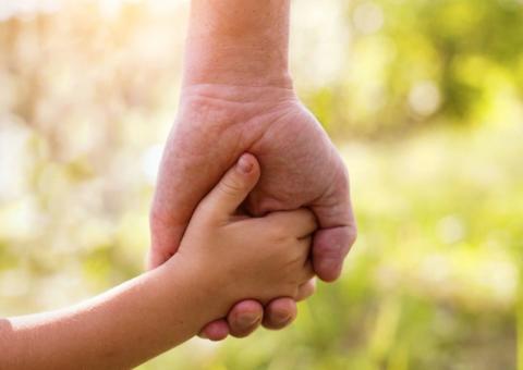 Casal é condenado a pagar R$ 150 mil a garoto devolvido após adoção