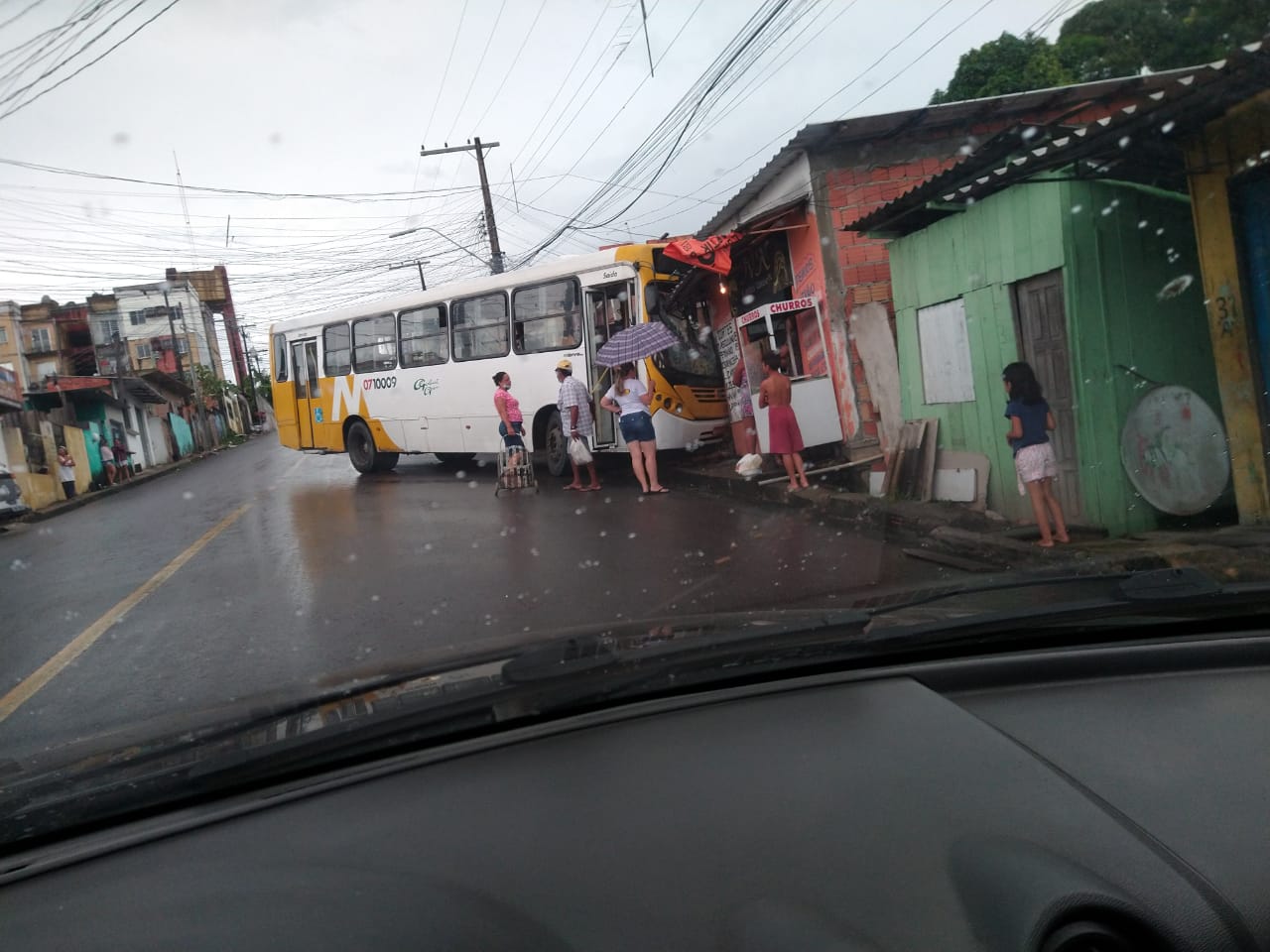 Durante chuva, ônibus invade casa em Manaus 