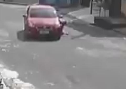 Criminosos que arrastaram idosa tentaram passar com carro em cima dela; Veja vídeo