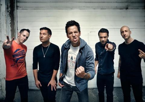Baixista do Simple Plan deixa a banda e se desculpa após acusações de assédio