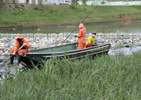 Poluição e lixo nos igarapés de Manaus ocupam equipe de 60 homens