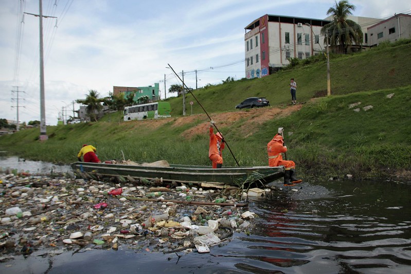 Poluição e lixo nos igarapés de Manaus ocupam equipe de 60 homens