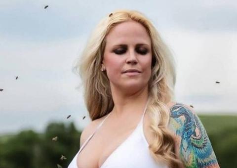 Grávida choca ao fazer ensaio fotográfico com 10 mil abelhas na barriga 