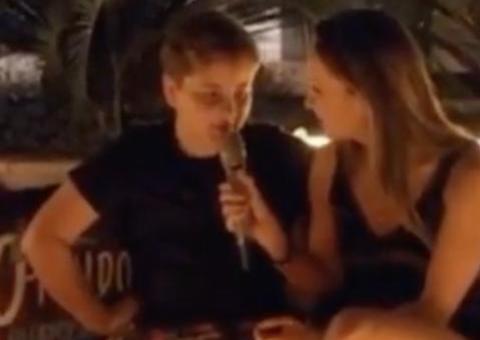 Filho de Claudia Leitte desmente cantora em live e faz mãe passar vergonha