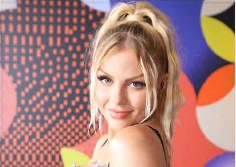 Luísa Sonza posa de biquíni e bumbum 'empinado' chama atenção dos internautas