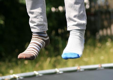 Jovem pula de telhado para cama elástica e o pior acontece; veja