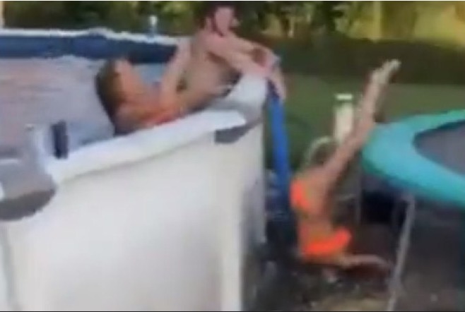 Jovem pula de telhado para cama elástica e o pior acontece; veja