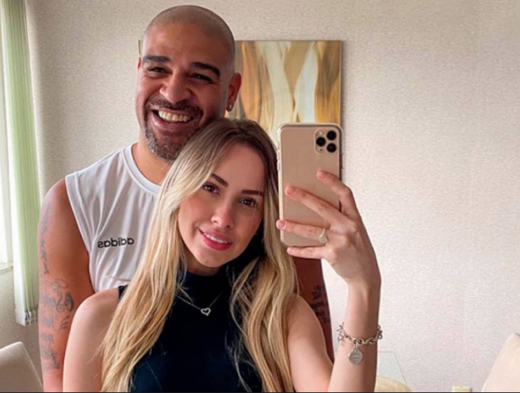 Adriano Imperador reata namoro após chamar noiva de falsa