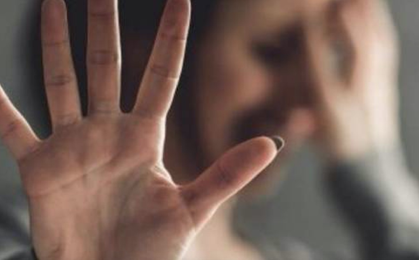 Espancada pelo companheiro, mulher é obrigada a dormir abraçada com agressor