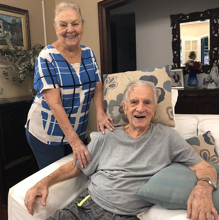 Aos 100 anos, ator Orlando Drummond encanta com foto ao lado de esposa