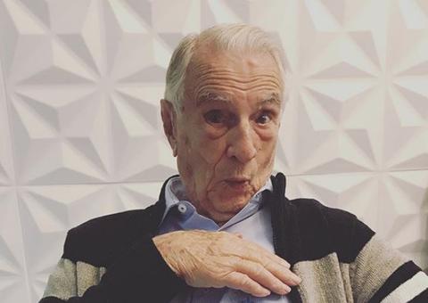 Aos 100 anos, ator Orlando Drummond encanta com foto ao lado de esposa