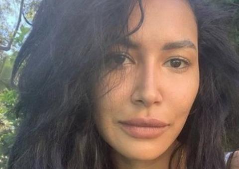 Mãe de Naya Rivera aparece ajoelhada em frente ao lago onde atriz desapareceu