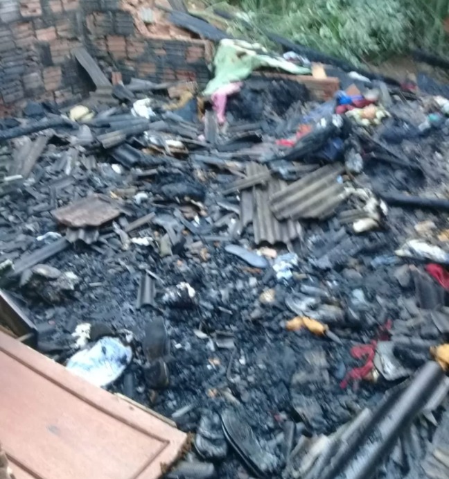 Briga entre irmãos termina com casa incendiada