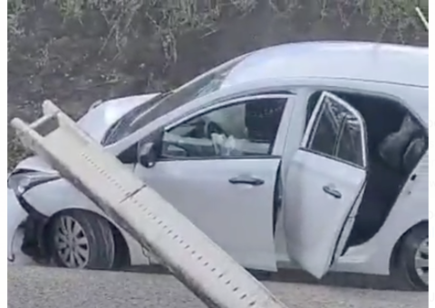 Motorista perde controle e acaba batendo carro em poste em Manaus; vídeo