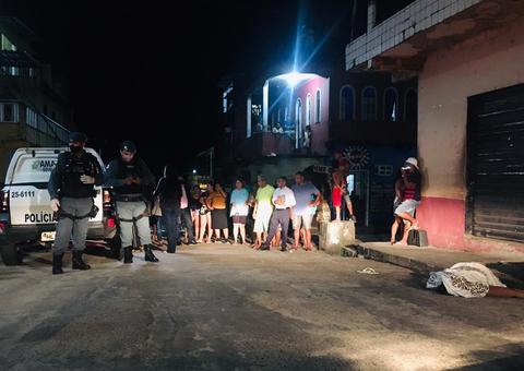 Homem é morto a tiros enquanto bebia na calçada com amigos em Manaus