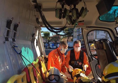 Criança de 2 anos é socorrida por helicóptero após ser atropelada por caminhão