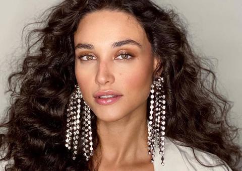 Débora Nascimento publica foto nua e ostenta boa forma