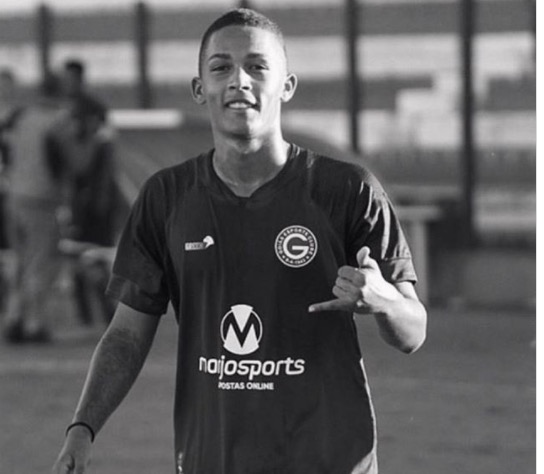 Jogador de futebol morre em grave acidente de trânsito