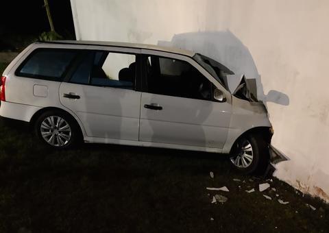 Carro desgovernado atinge muro e deixa passageiro ferido em Manaus