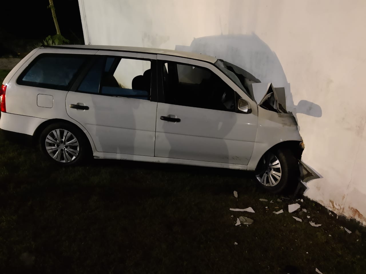 Carro desgovernado atinge muro e deixa passageiro ferido em Manaus