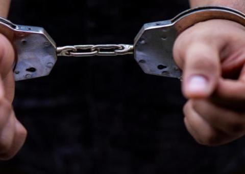 Encapetado, homem agride mãe e a esposa dentro de casa em Manaus