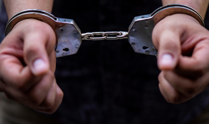 Encapetado, homem agride mãe e a esposa dentro de casa em Manaus