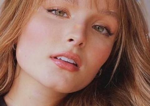 Larissa Manoela empina bumbum em foto de biquíni e comentário do namorado chama atenção