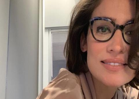 Renata Vasconcellos surpreende ao cantar música de Emicida na TV