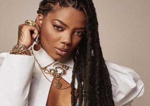 Ludmilla é internada às pressas em hospital com problema no silicone