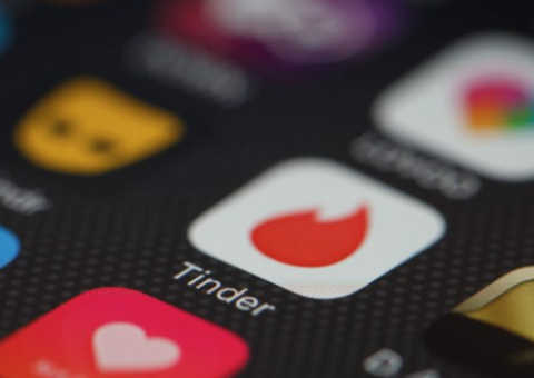 Tinder é acusado de transfobia