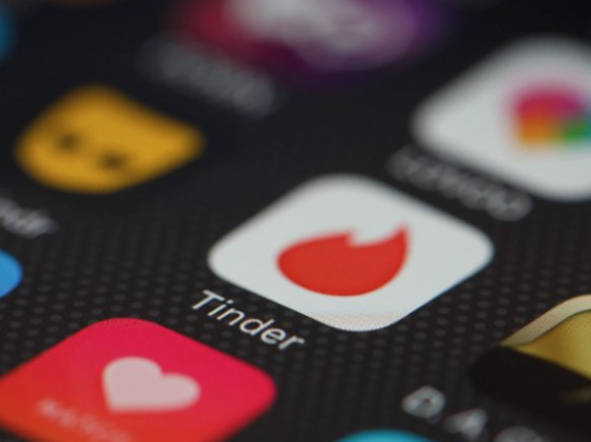 Tinder é acusado de transfobia