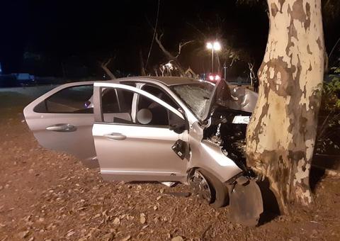 Jovem morre em acidente após carro bater em árvore