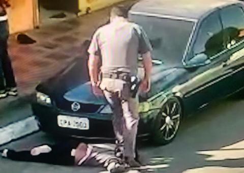 Mulher negra é pisoteada no pescoço por policial durante abordagem; veja vídeo