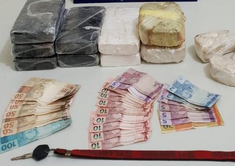 Polícia descobre compartimento secreto em moto e prende casal com mais de 10 kg de drogas