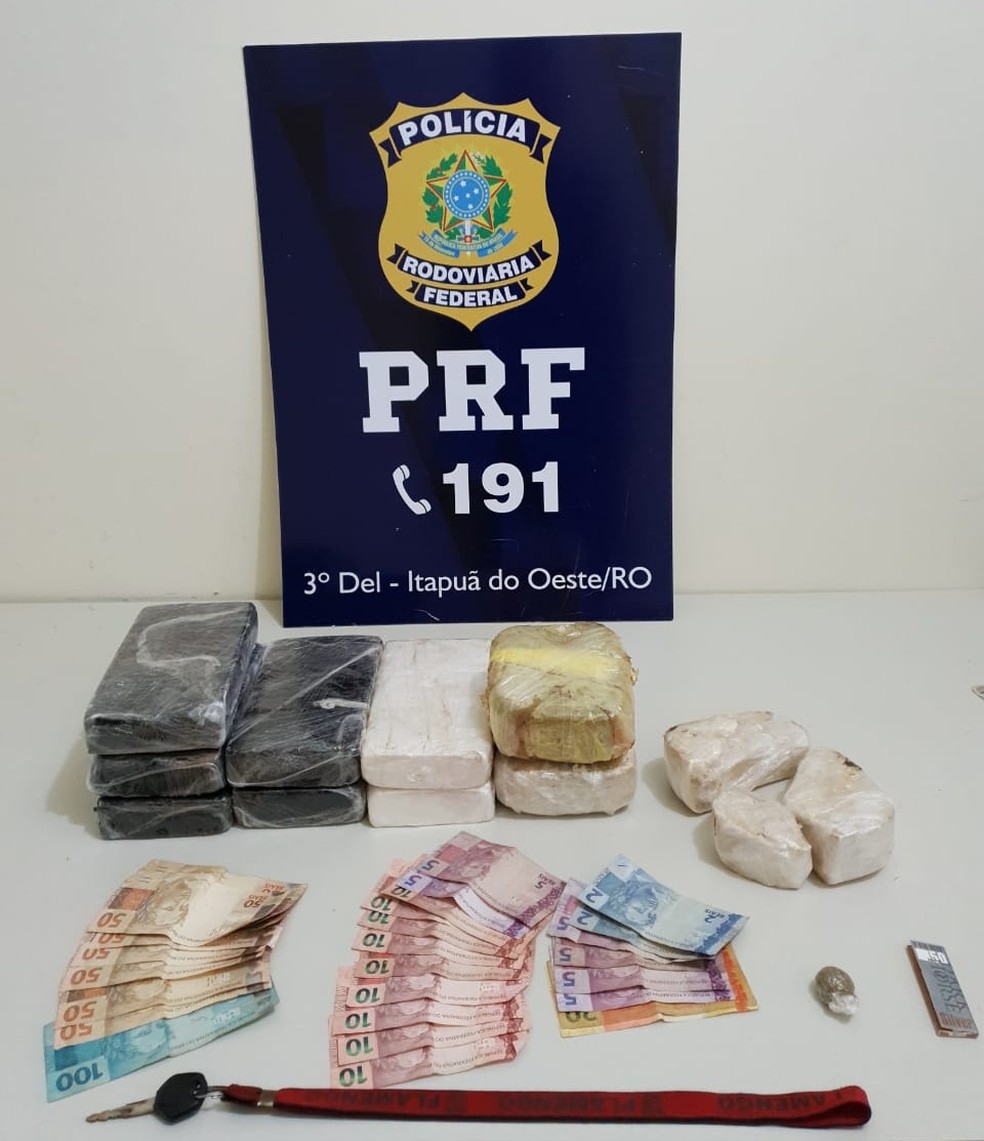 Polícia descobre compartimento secreto em moto e prende casal com mais de 10 kg de drogas